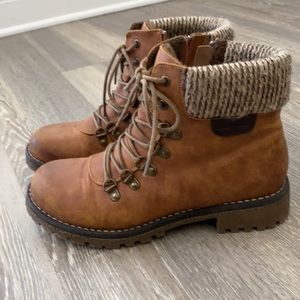 Stylish Casual hiking boot Like new
